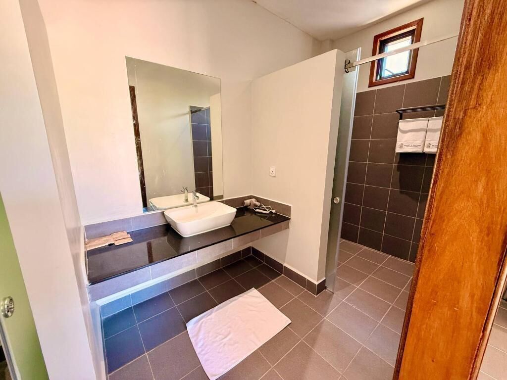 Amenidades de baño gratuitas, secadora de cabello, toallas, jabón 