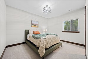 3 bedrooms, free WiFi, bed sheets - Newly Built, Spacious Duplex, Hot Tub, Clubhouse Access! (Lead)