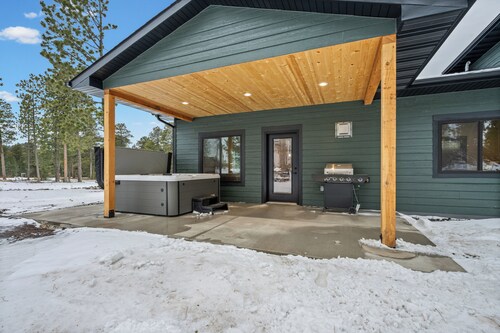 Newly Built, Spacious Duplex, Hot Tub, Clubhouse Access!