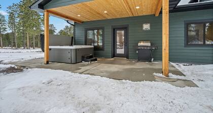Newly Built, Spacious Duplex, Hot Tub, Clubhouse Access!