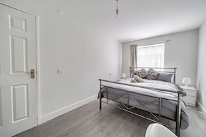 2 habitaciones, tabla de planchar con plancha y ropa de cama