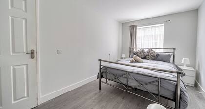 2-bed Home Sleeps 4 Parking Garden Self Check In