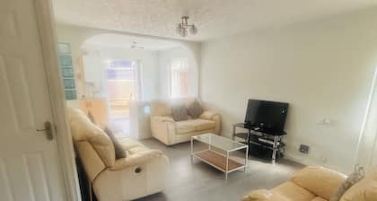 2-bed Home Sleeps 4 Parking Garden Self Check In