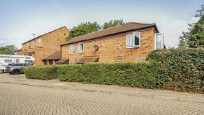 Exterior - 2-bed Home Sleeps 4 Parking Garden Self Check In (Milton Keynes)
