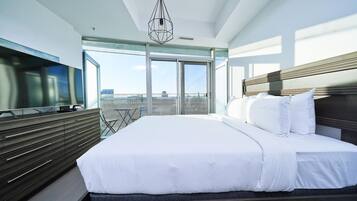 Classic Studio Suite, 1 Queen Bed with Sofa bed, Non Smoking, Private Bathroom | Living area