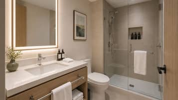 Apartamento clásico | Baño | Artículos de higiene personal gratuitos, secador de pelo y toallas
