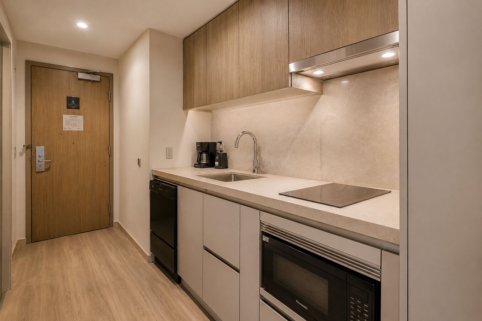 Apartamento clásico | Cocina privada | Frigorífico, microondas, horno y placa de cocina