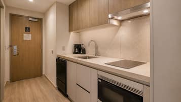 Apartamento clásico | Cocina privada | Frigorífico, microondas, horno y placa de cocina