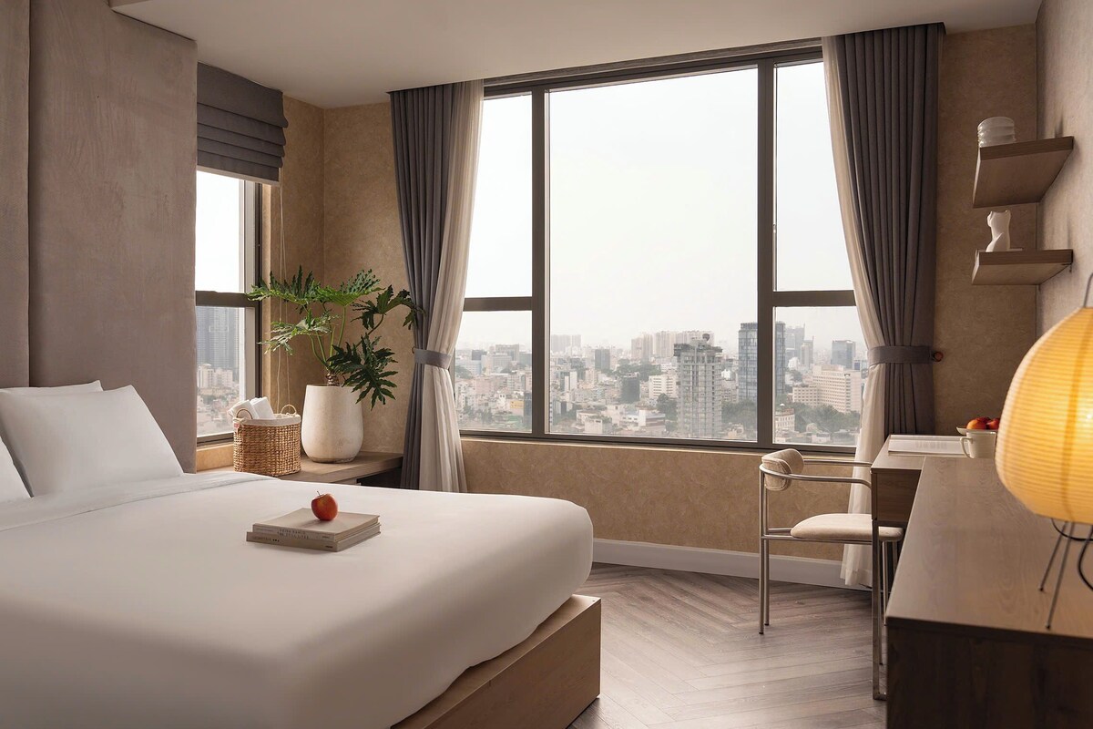 Suite Deluks, 3 kamar tidur, balkon, pemandangan kota | Meja kerja, ruang kerja ramah laptop, dan Wi-Fi gratis