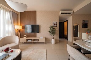 Deluxe-Suite, 2 Schlafzimmer, Küche, Stadtblick | Wohnbereich
