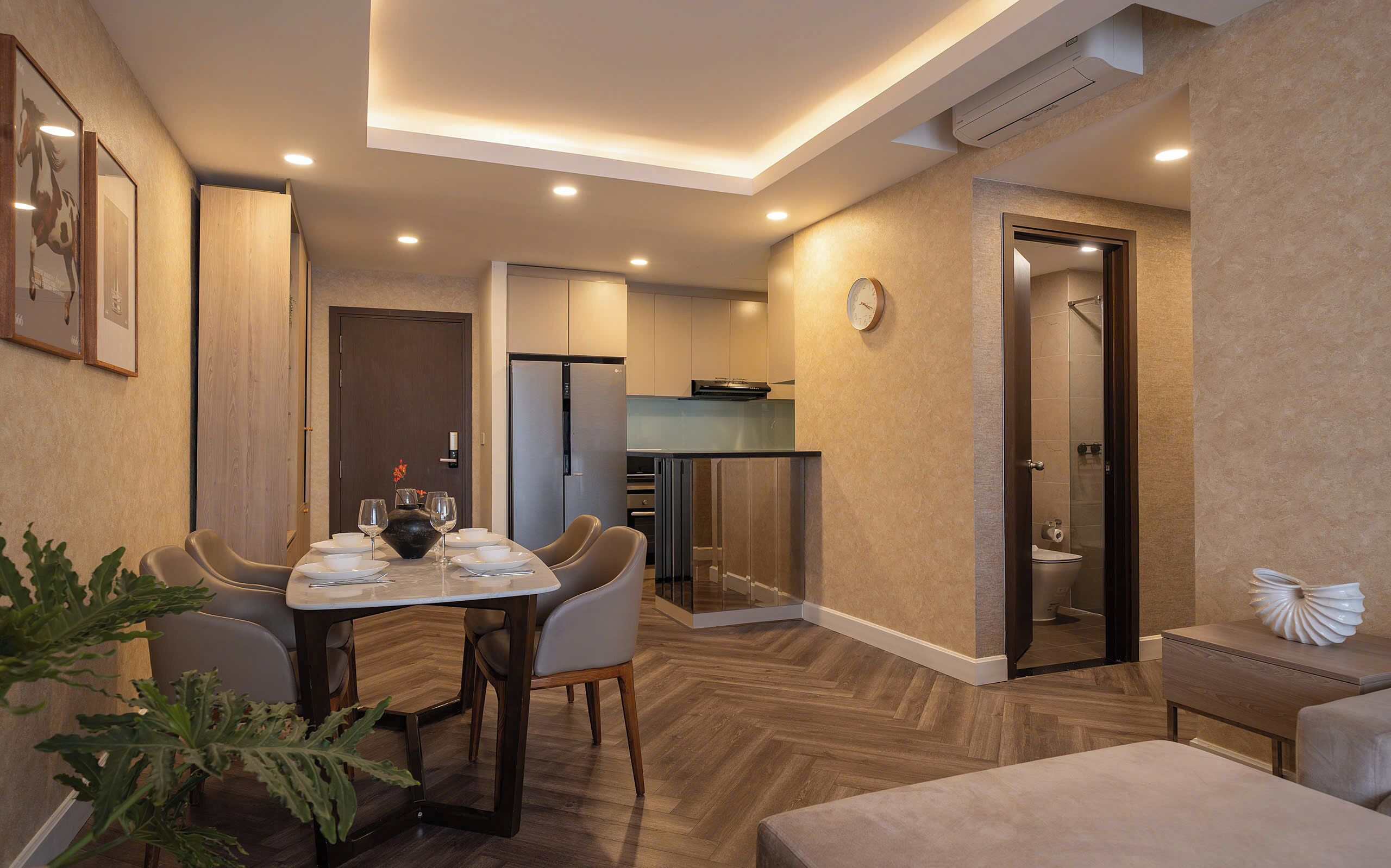Deluxe Suite, 3 Bedrooms, Balcony, City View | Dining