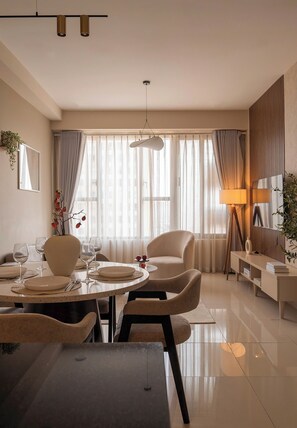 Deluxe-Suite, 2 Schlafzimmer, Küche, Stadtblick | Speisen