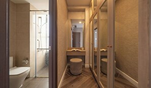 Deluxe-Suite, 3 Schlafzimmer, Balkon, Stadtblick | Badezimmer | Dusche, Haartrockner, Handtücher, Shampoo