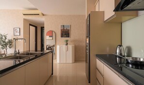 Deluxe-Suite, 2 Schlafzimmer, Küche, Stadtblick | Eigene Küche | Mikrowelle
