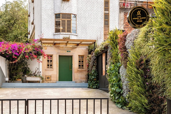 House | 2 bedrooms, Internet - w Beautifully 2BR in The Heart of La Candelaria (Bogotá)