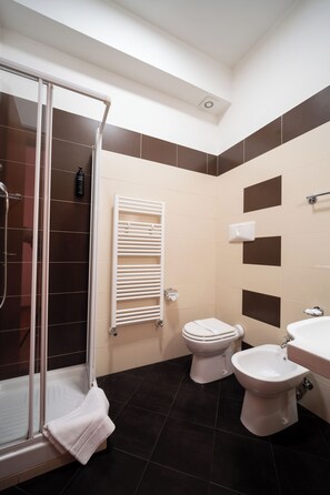 Dusche, Haartrockner, Handtücher, Seife
