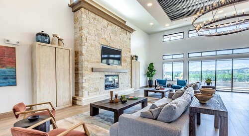 Brand New 2BR - 2 King Beds Pool Gym