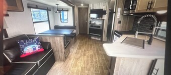 Beautiful 32' RV located in Chicago's South suburb - A unique experience!