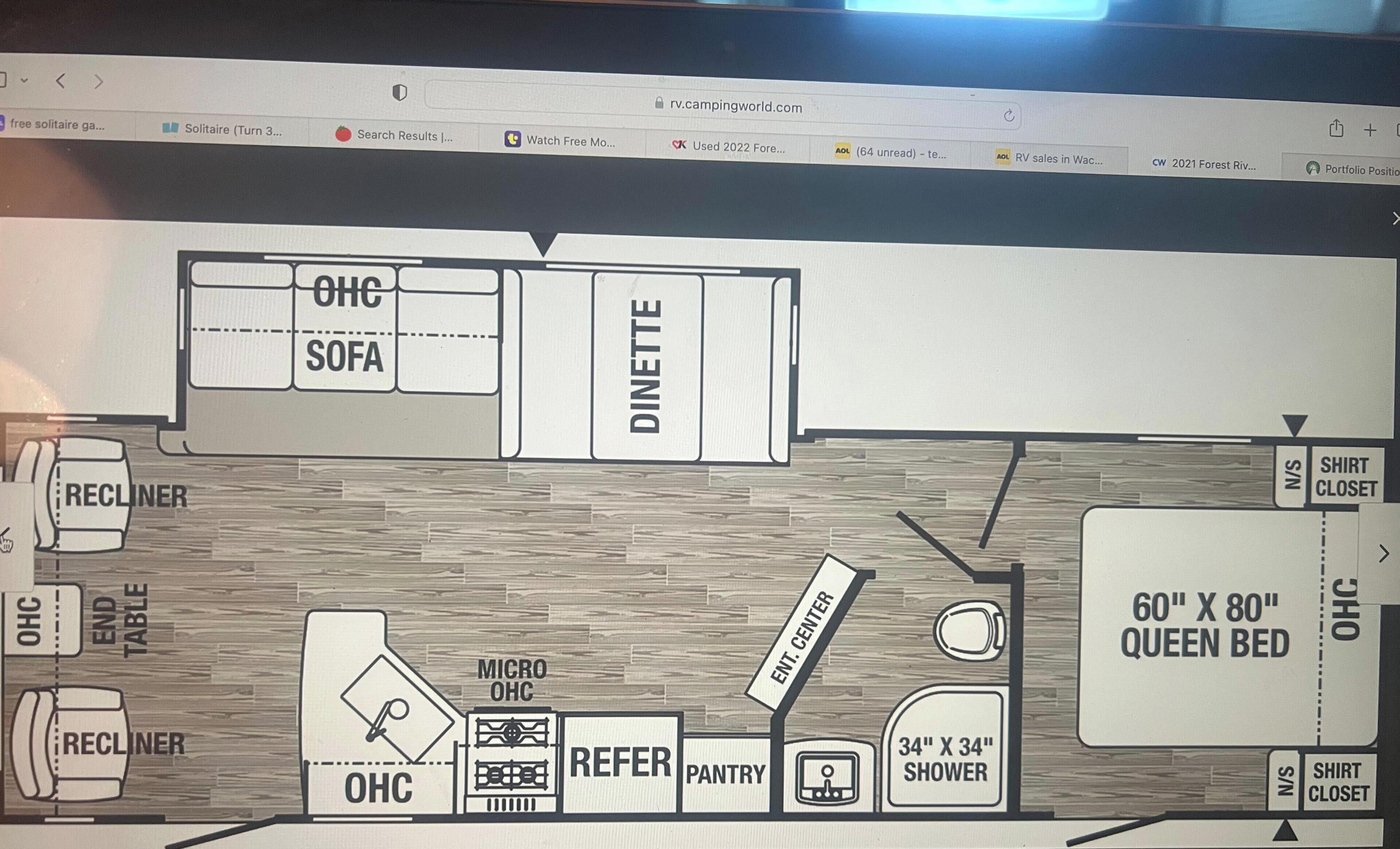Plano de planta de una caravana, con secciones identificadas: comedor, kitchenette, cama tamaño queen, ducha y despensa.