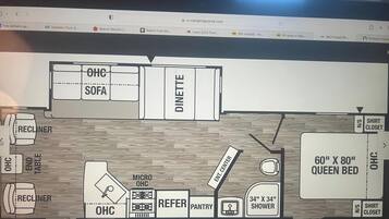 Plano de planta de una caravana, con secciones identificadas: comedor, kitchenette, cama tamaño queen, ducha y despensa.