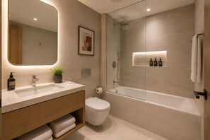 Appartement Standard | Salle de bain | Articles de toilette (gratuits), séchoir à cheveux, serviettes fournies