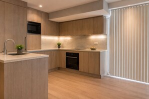 Appartement Standard | Cuisine privée | Réfrigérateur, four à micro-ondes, un four, surface de cuisson