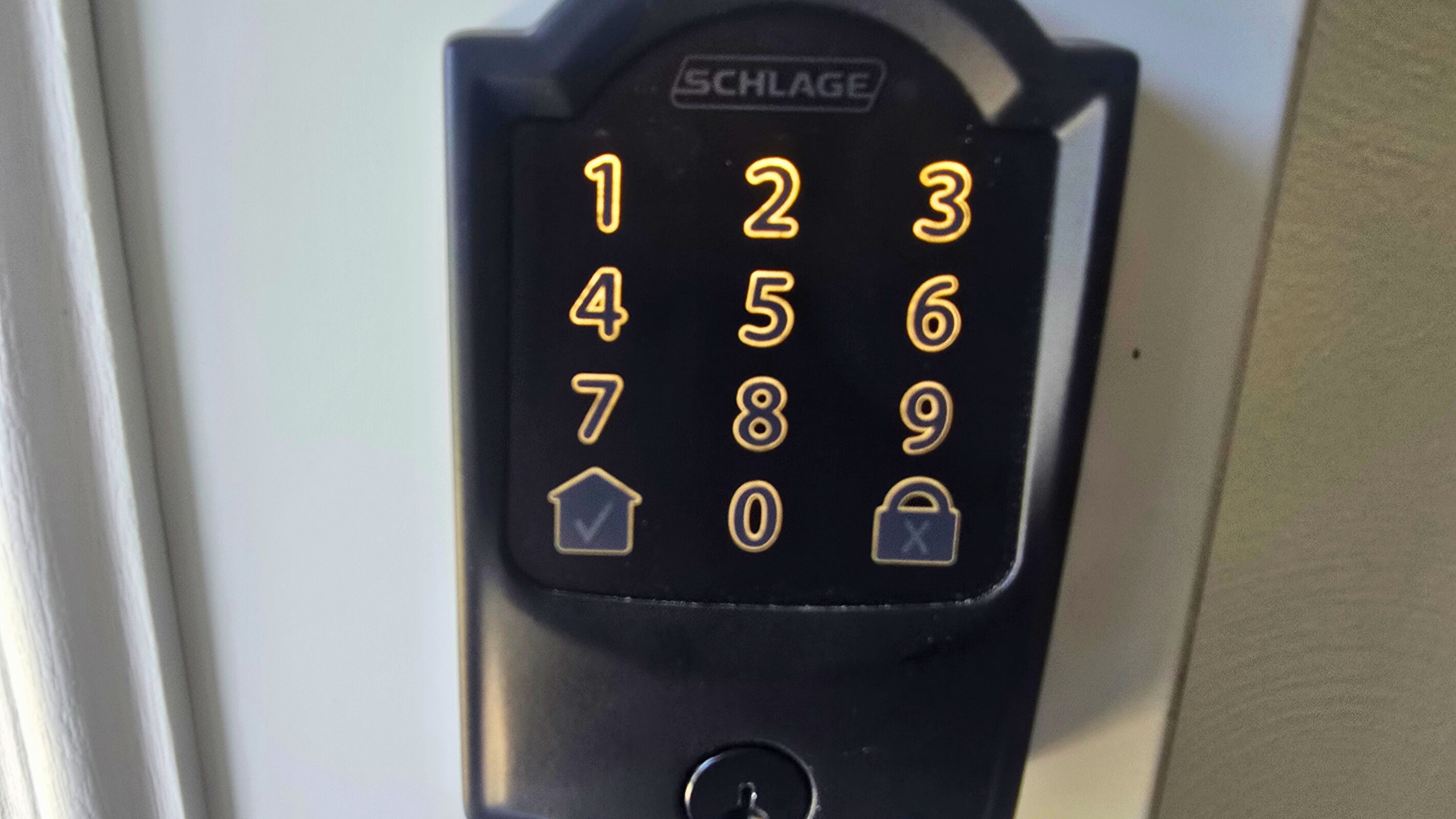 Ein SCHLAGE Türschloss mit Zahlencodefeld und Schlüsselloch.