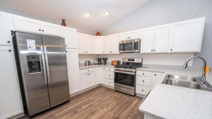 Coffee/tea maker, fridge, microwave, oven - 5 minutes from EastPort, Brand New home! (Sumterville)