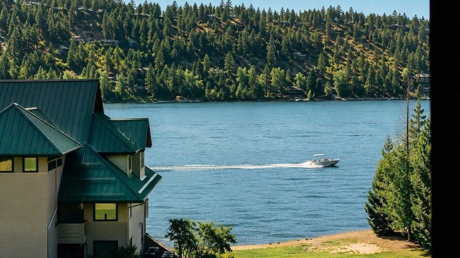 3 BR Penthouse With Lake Views Near Gozzer