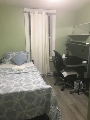 A room with a bed, a desk, a chair, and a curtain. - Rooms Steps Uottawa (Ottawa)