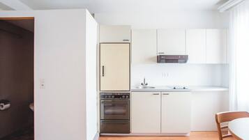 Réfrigérateur, four, batterie de cuisine, vaisselle et ustensiles