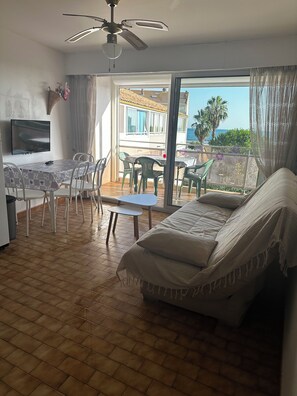 Living area - One-bedroom apartment with ocean view and free parking, 50 m from the ocean (Agde)