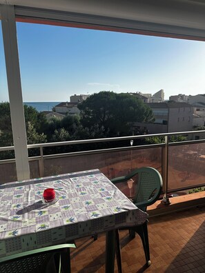 Outdoor dining - One-bedroom apartment with ocean view and free parking, 50 m from the ocean (Agde)