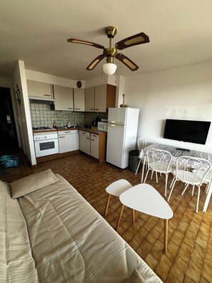 Interior - One-bedroom apartment with ocean view and free parking, 50 m from the ocean (Agde)