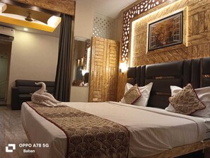 Desk, free WiFi - Deoghar Hotel with Terrace Comfort (Deoghar)