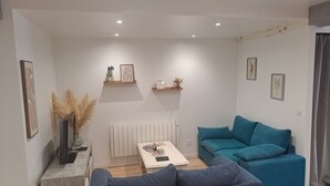 Ett vardagsrum med en soffa, ett soffbord och ett element.