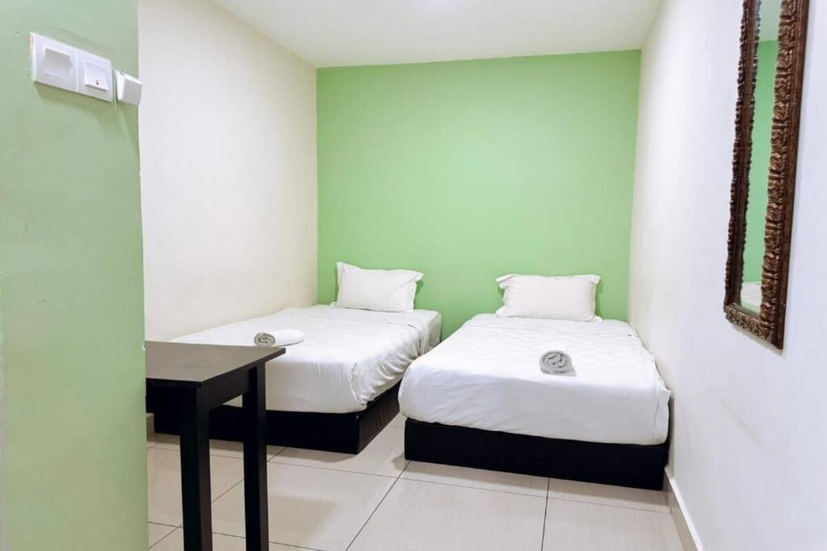 Habitación básica con 2 camas individuales | Tabla de planchar con plancha y wifi gratis