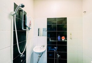 Shower, towels - Night Queen Express Hotel KLIA (Sepang)