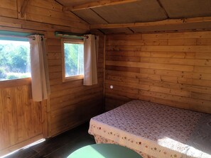 Bed sheets - A cabin in a bamboo grove—a stunning natural setting (Miranda do Douro)