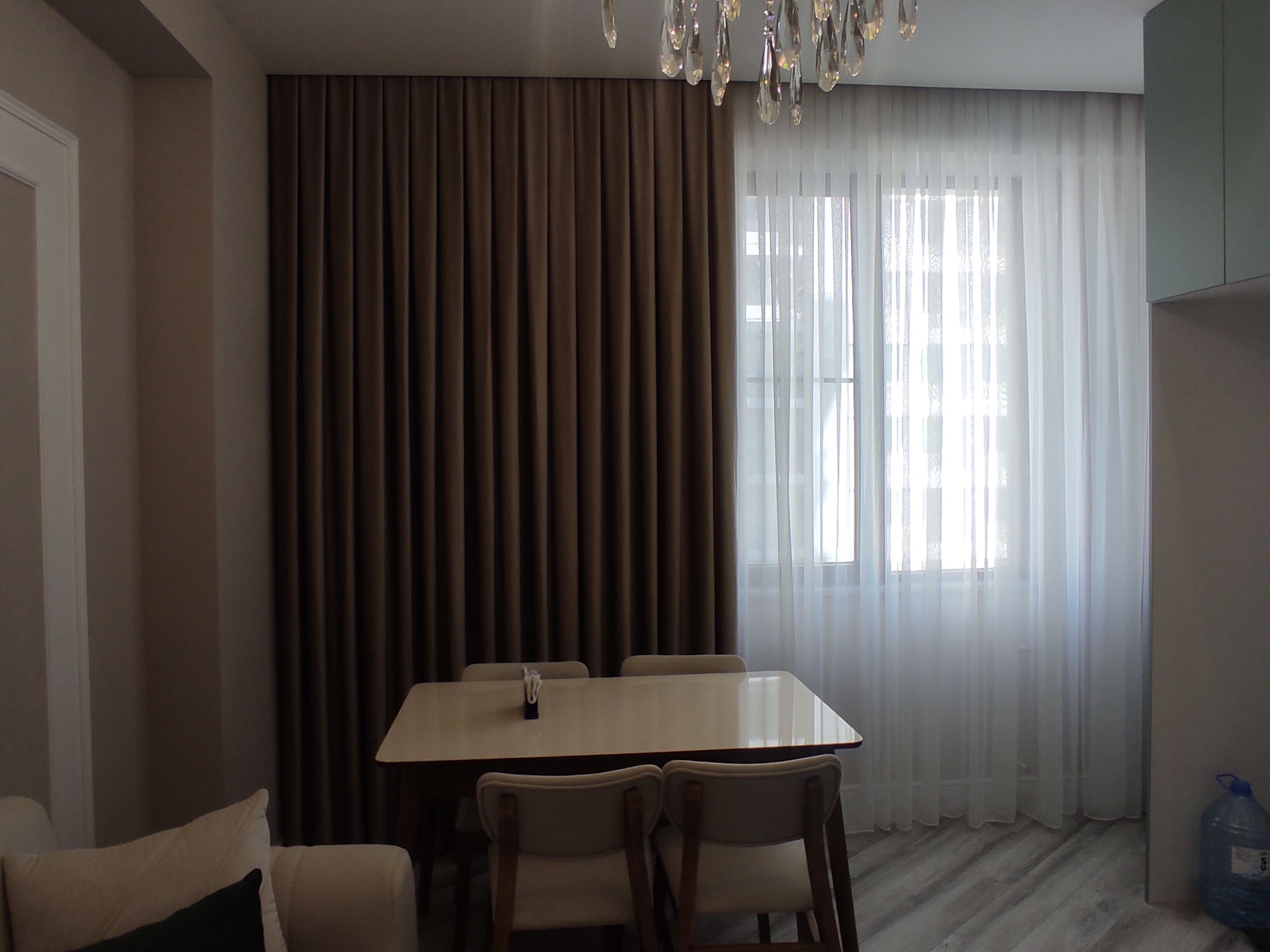 Suite junior, balcón, vista al jardín | Área de sala de estar | Smart TV de 82 pulgadas con canales digitales 
