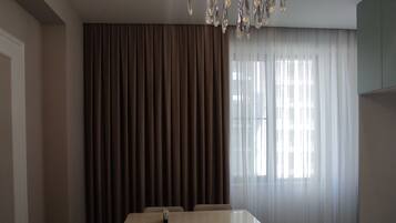 Suite junior, balcón, vista al jardín | Área de sala de estar | Smart TV de 82 pulgadas con canales digitales