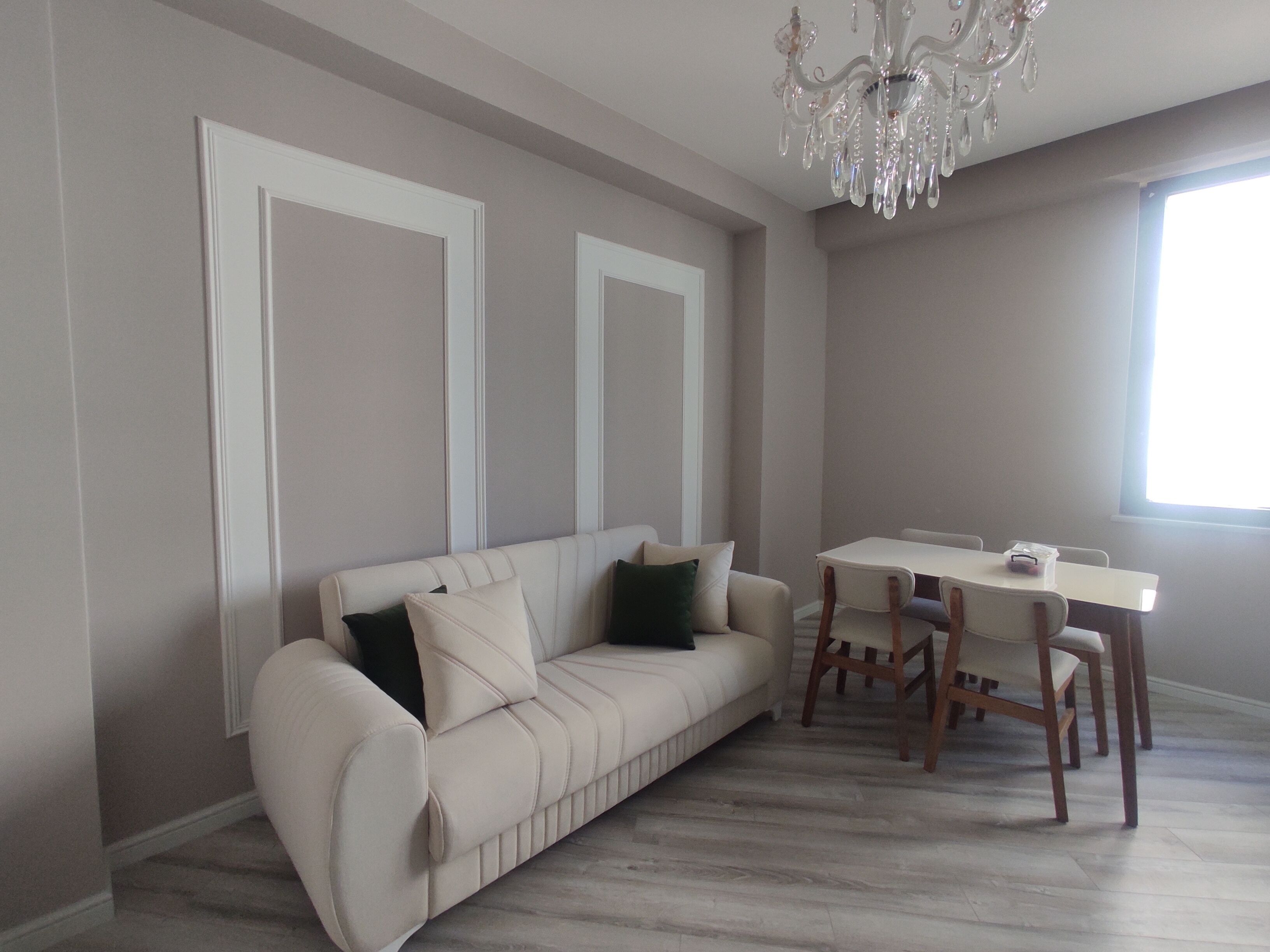 Junior suite, balkon, uitzicht op tuin | Woonruimte | Een 82-inch smart-tv met digitale zenders