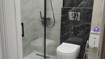 Junior suite, balkon, uitzicht op tuin | Badkamer | Pantoffels