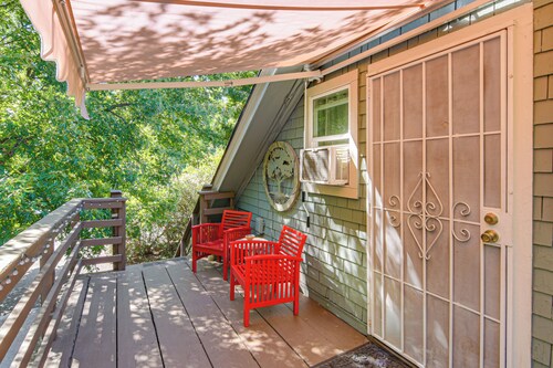 Walk to Downtown Chico! Tree-lined Apt w/ Deck