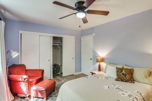 Walk to Downtown Chico! Tree-lined Apt w/ Deck