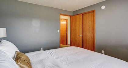 Deck & Yard! Moorhead Getaway Near Downtown Fargo