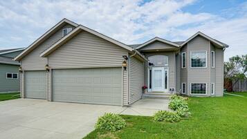 House (4 Bedrooms) | Front of property