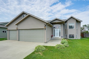 House (4 Bedrooms) | Front of property
