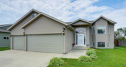 Deck & Yard! Moorhead Getaway Near Downtown Fargo