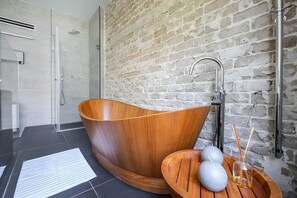 Een douche, een haardroger, handdoeken, zeep